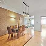 Spacious 2 Bed Flat With City Views And Free Parking