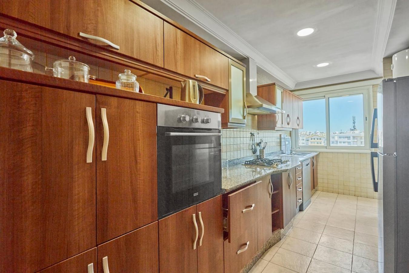 Spacious 2 Bed Flat With Views And Free Parking Appartamento