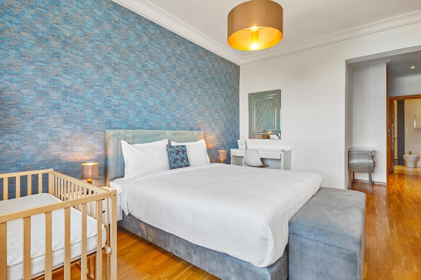 Spacious 2 Bed Flat With Views And Free Parking *